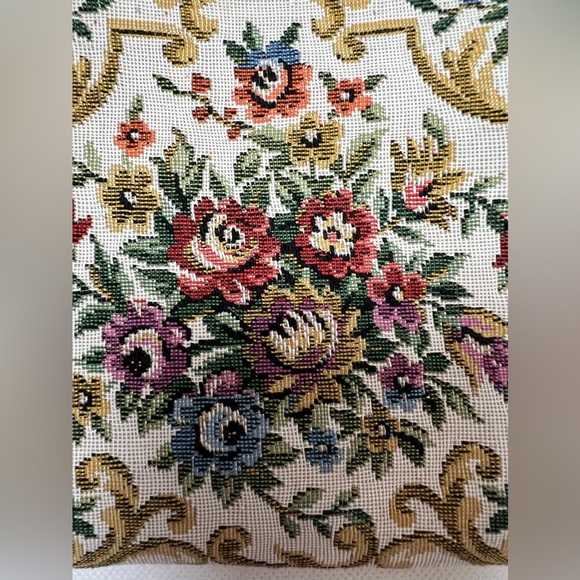 VINTAGE: Floral Tapestry Bakelike, kissy lock top,  bag. - Picture 2 of 16